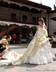 Шикарное свадебное платье со шлейфом #22869