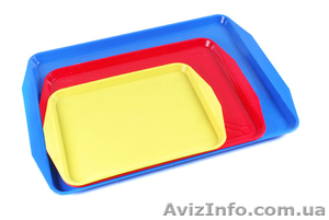 Пластмассовые столовые подносы разных размеров и цветов. #147767
