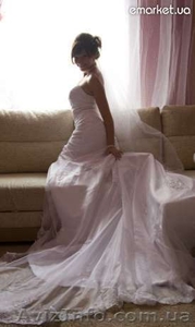 Шикарное платье с длинным шлейфом #312680