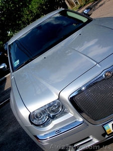Сдам в аренду автомобиль Chrysler 300c (металик,  серебристый) с водителем. #310632
