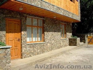 Камень песчаник-зелёный,  жёлтый,  серый,  красный. #348468