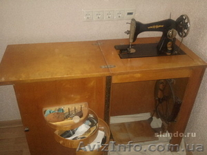 Швейная машина ПОДОЛЬСКАЯ, ножной привод с тумбой. #430091