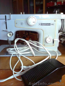 Продам швейную машинку с электроприводом в чемодане