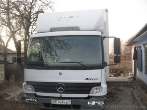 Водитель со своим грузовым автомобилем Mercedes ATEGO #514801