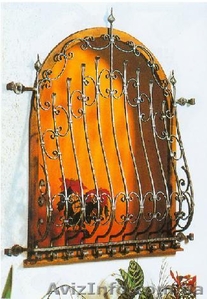 Решетки на окна из черного металла,  с коваными элементами #529955