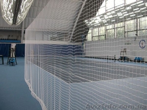 CЕТКИ ОГРАДИТЕЛЬНЫЕ (РАЗДЕЛИТЕЛЬНЫЕ) ДЛЯ ЗАЛОВ И УЛИЧНЫХ ПЛОЩАДОК #566913