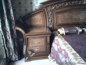 для спальни кровать и две тумбы #613398