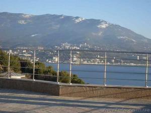 Безопасный спуск и подъём – ограждения,  поручни. #629156