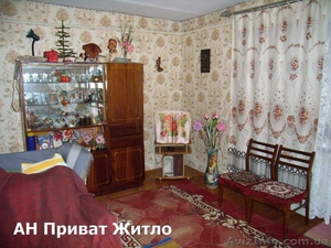 Продам 2 комнатную в центре,  2 эт. кирп. дома #782682