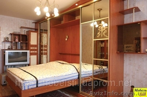 Подьемная кровать, встроенная в шкаф у гостиную комнату #837057