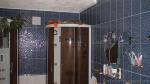 Плиточник укладывает плитку #881493