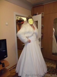 Продам нежное свадебное платье украшенное камнями сваровски #894382
