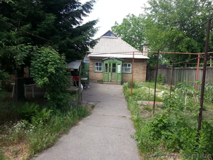 Жилой дом с ухоженным участком #916371