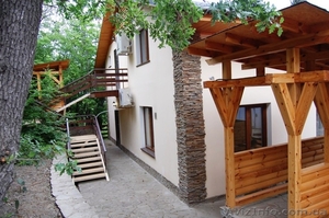 Новый трехэтажный дом в кипарисовой роще #910267