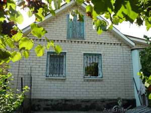 дом с кирпича, вода в доме и на улицы, печное отопление, 3 жилые комнаты, 2 флигеля,  #930760