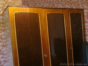 Спальный гарнитур. Из дерева. Шкаф,  тумба (2 штуки),  трюмо. б/у. Киев #954988