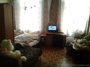 Большая комната с двумя окнами #990406