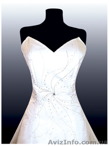 Продам свадебное платье,  белое,  со шлейфом,  пошито на заказ. #1019615