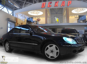 Ретро автомобиль и Мерседес  W220 c водителем #1136182