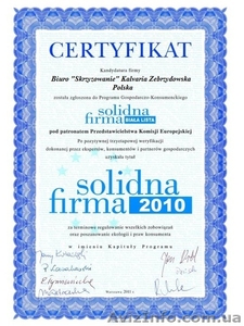 Работники при монтаже деревянных садовых украшений в Польше #1131340