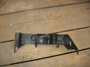 Audi Q7  кронштейн левой стойки нижний  #1204856