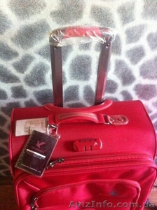 Дешево продам чемодан на колесах новый #1273863