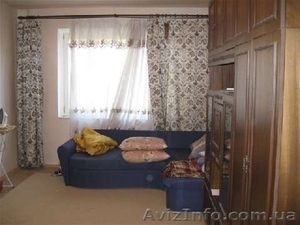 Срочно продам трехкомнатную квартиру возле метро Героев Труда.6/9.  #1370376