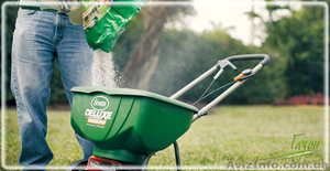 Подкормка газона,  внесение удобрений  #1406070