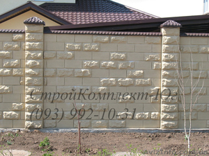 Забор из декоративных блоков гладких рваных цветных #1474126