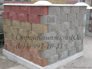 Лицевой шлакоблок для заборов цветной колотый рваный #1474351