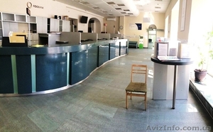 Административное здание возле метро 