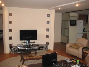 Продаю квартиру в центрі м.Черкаси. Площа 210 кв.м.  #1637504