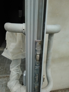 Регулировка и замена и продажа фурнитуры в алюминиевых дверях (петли,  замки #1674688