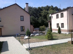 Жилая усадьба из трех домов постройки 2005 г.общей пл. 400 м.кв #1683706