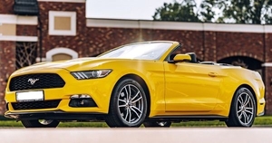 Кабриолет Ford Mustang GT желтый #1694595
