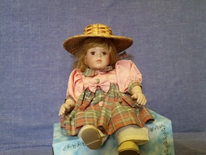 Подам коллекционную фарфоровую куклу. 