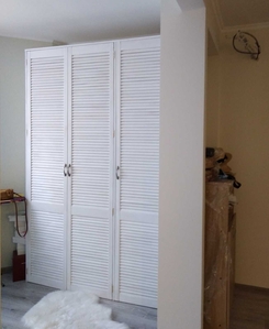 шкаф из дверей жалюзи #1269110