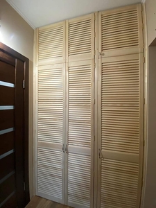 Встроенный шкаф из жалюзийных дверей #1610107