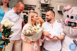 Нежная встреча из роддома жены и ребенка,  как организовать выписку малыша весной #1706656