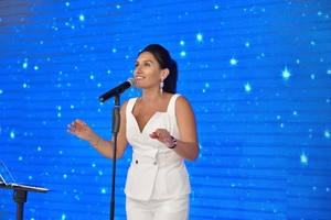 Ведущая.Тамада,  живая музыка.Шоу программа #1541294