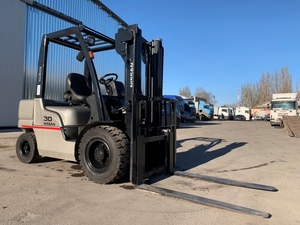 Бензиновий навантажувач Nissan на 3 тонни. #1727690