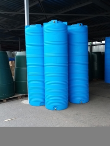 Узкая емкость вертикальная пластиковая на 990 литров #1736141