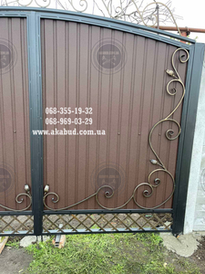 Распашные ворота из профлиста с бетонным забором #1736614